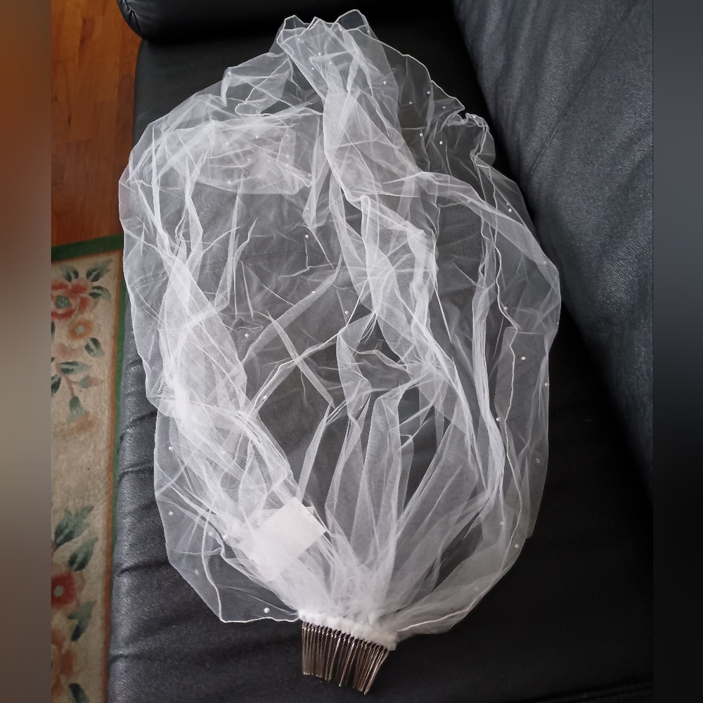 Brand NEW/ Never Worn Elegant White Bridal Wedding Veil With Swarovski Crystals